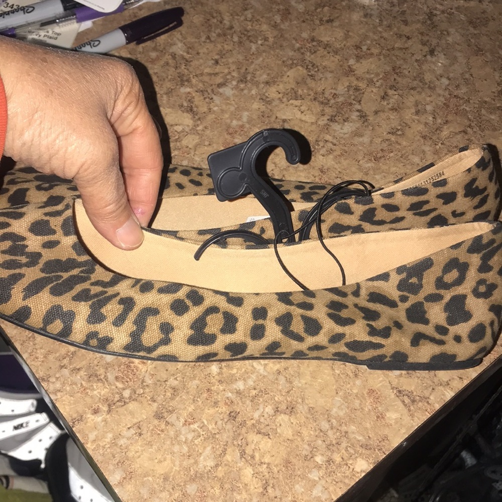 NWT Women’s Canvas Flats - Picture 2 of 6
